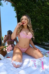 Jessie 💗 (#1 RAVE BAE)